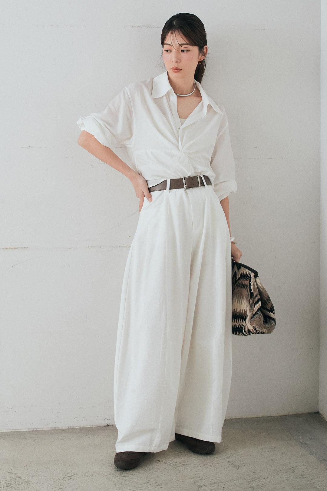 [SET]裾巻きツイストデザインシャツ+ベルト付きサイドタックワイドパンツ(2set)