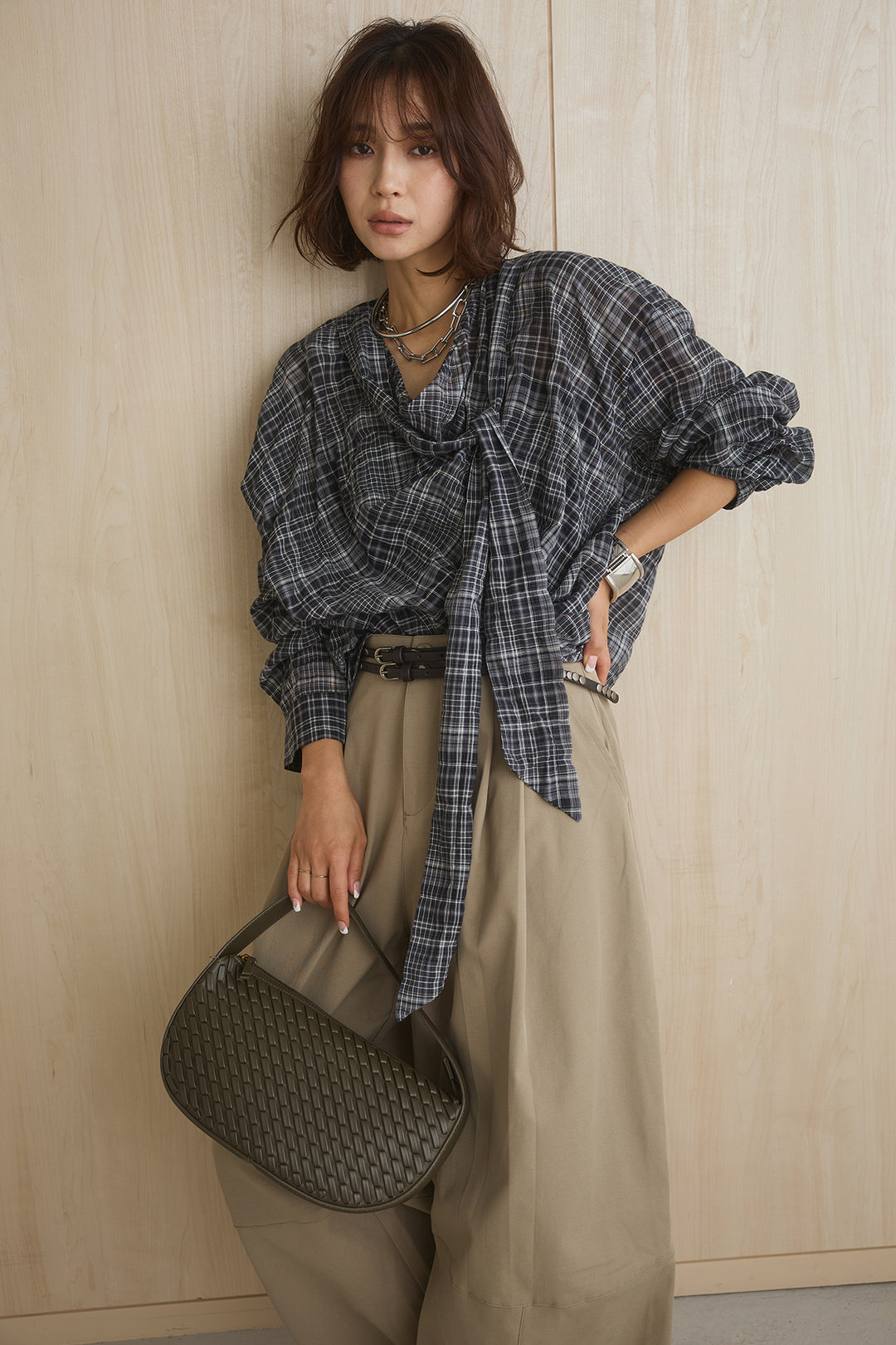 [SET]ネック紐付きワッシャーチェックブラウス+ダブルスキニーベルト付きカーブパンツ(2set)