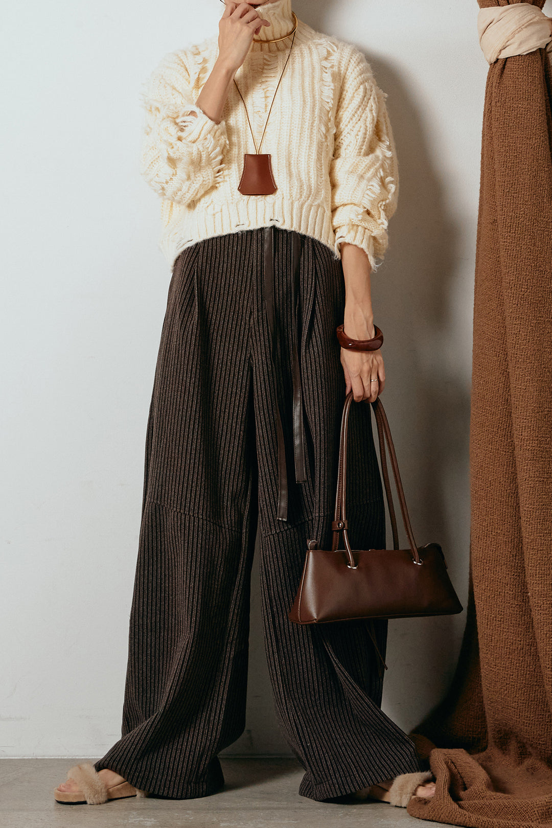 [SET]フリンジタートルショートニット+レザーライク配色ストライプパンツ(2set)