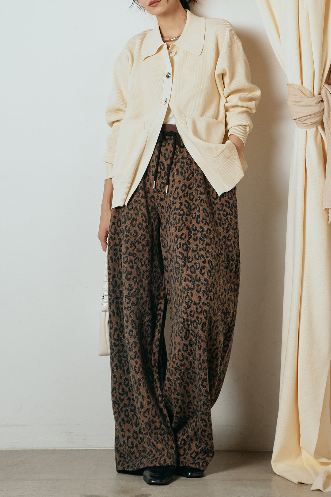 [SET]メタル釦衿付きニットカーディガン+リラックスレオパード柄ワイドパンツ(2set)