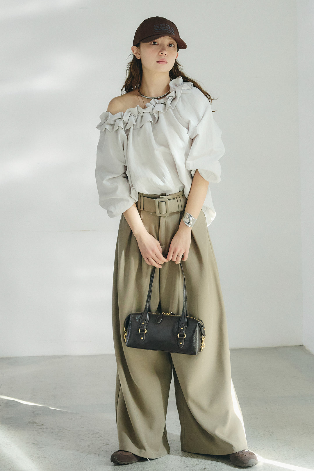 [SET]ネックフリルデザインブラウス+ベルト付きツータックワイドパンツ(2set)