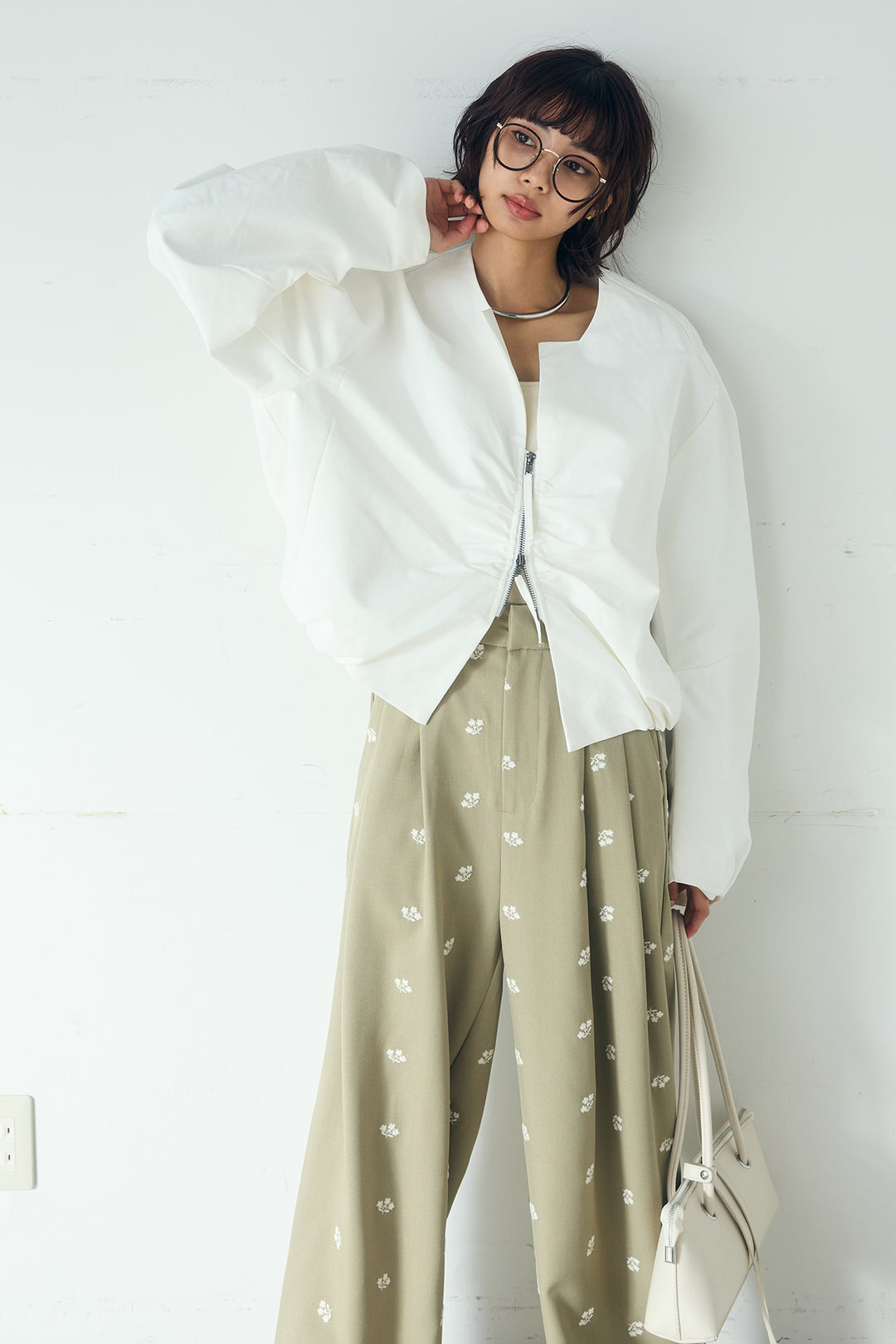 [SET]ノーカラーフロントギャザージップアウター+花柄刺繍ツイルタックパンツ(2set)