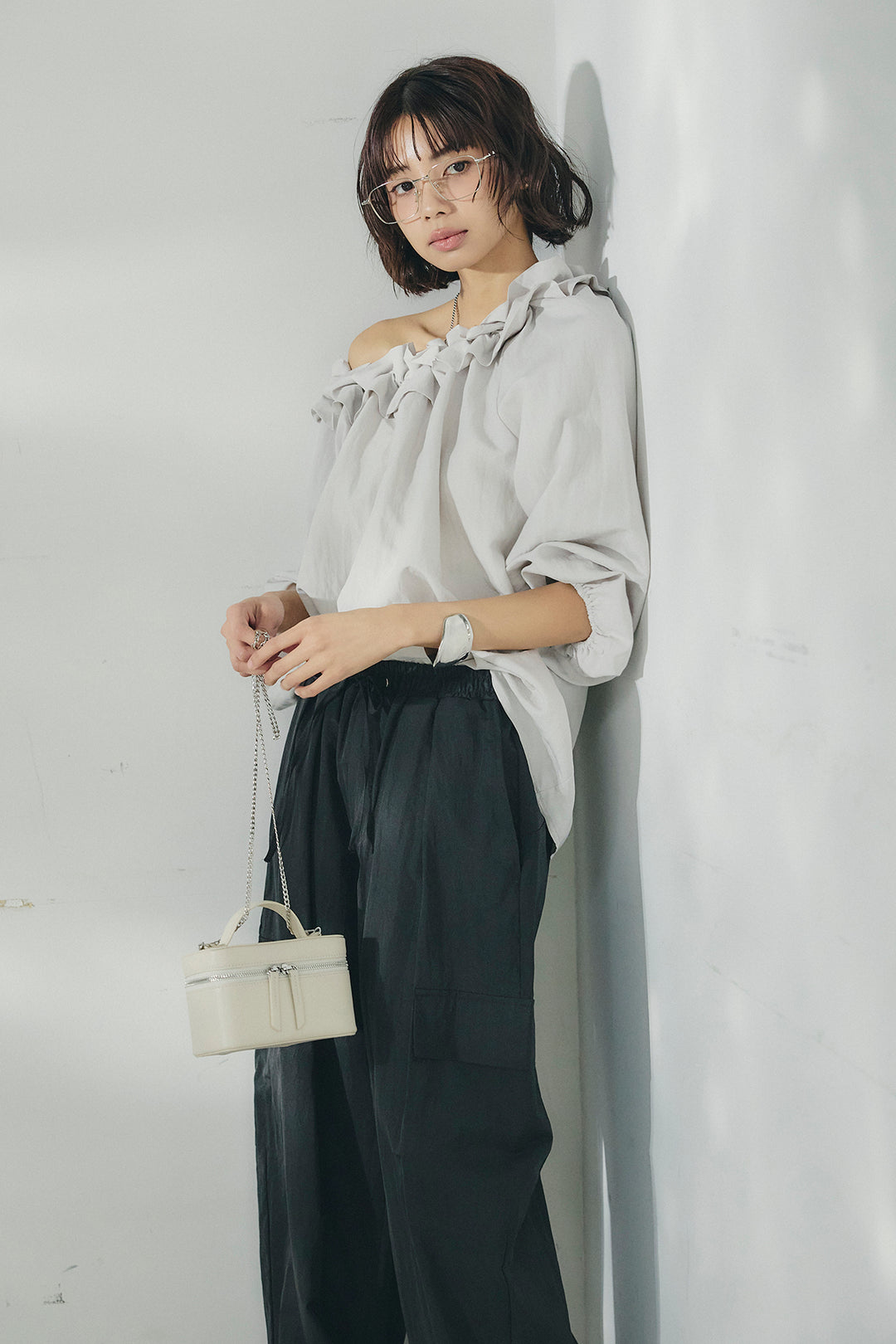 [SET]ネックフリルデザインブラウス+撥水ジョガーパンツ(2set)