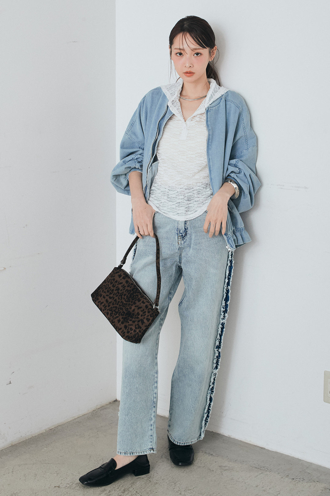 [SET]袖シャーリング裾フリルデニムブルゾン+デニムサイドフリルパンツ+ストレッチレースフーディサムホールプルオーバー(3set)