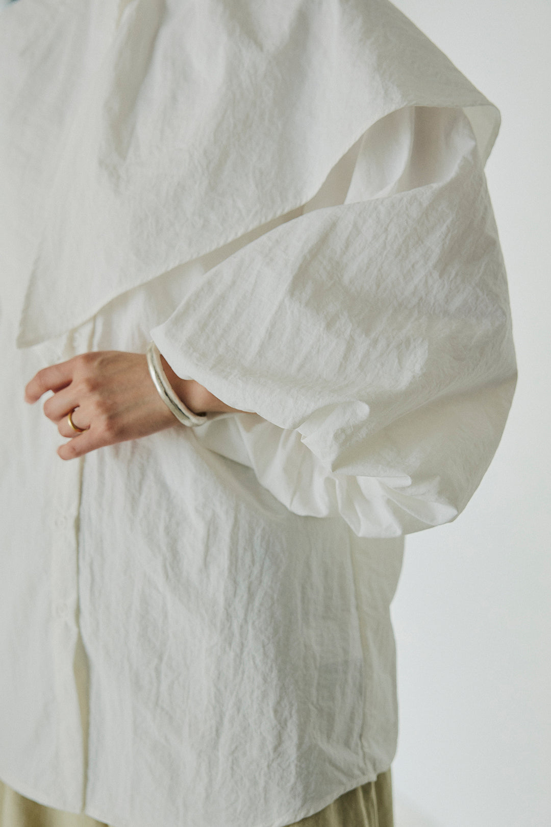 [SET]ケープカラーナイロンブラウス+配色ショルダーデニムサロペットスカート(2set)