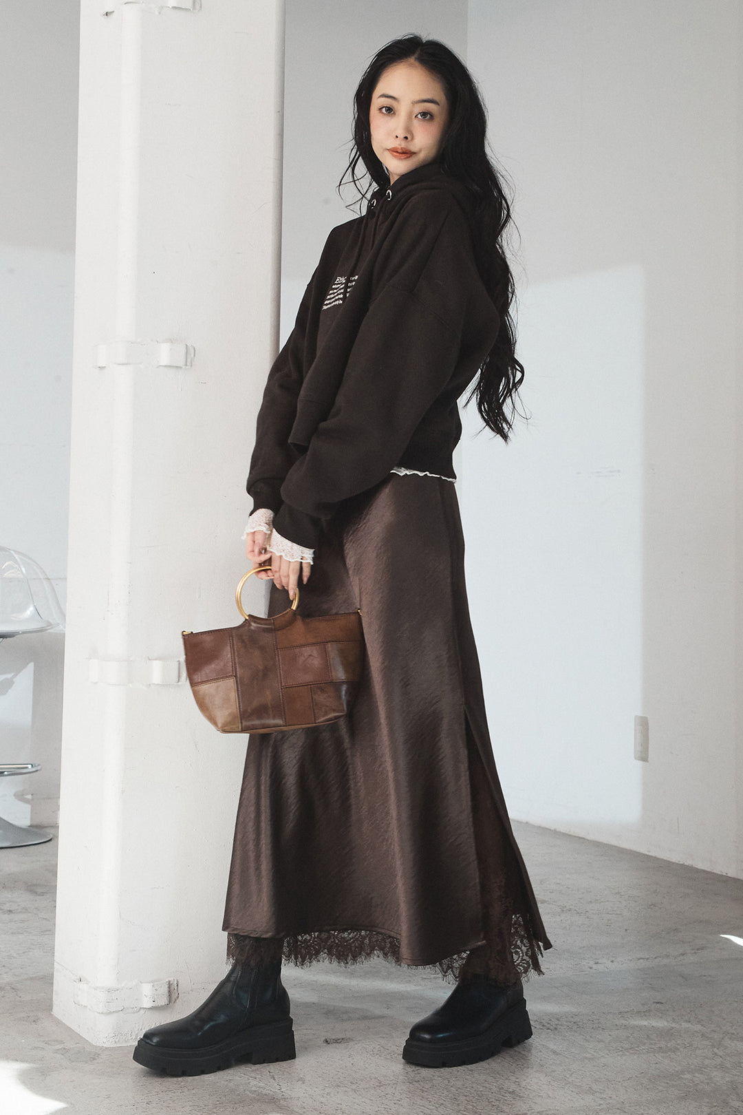 [SET]裏起毛レタリング刺繍フーディショートプルオーバー+裾レースデザインサテンスカート(2set)