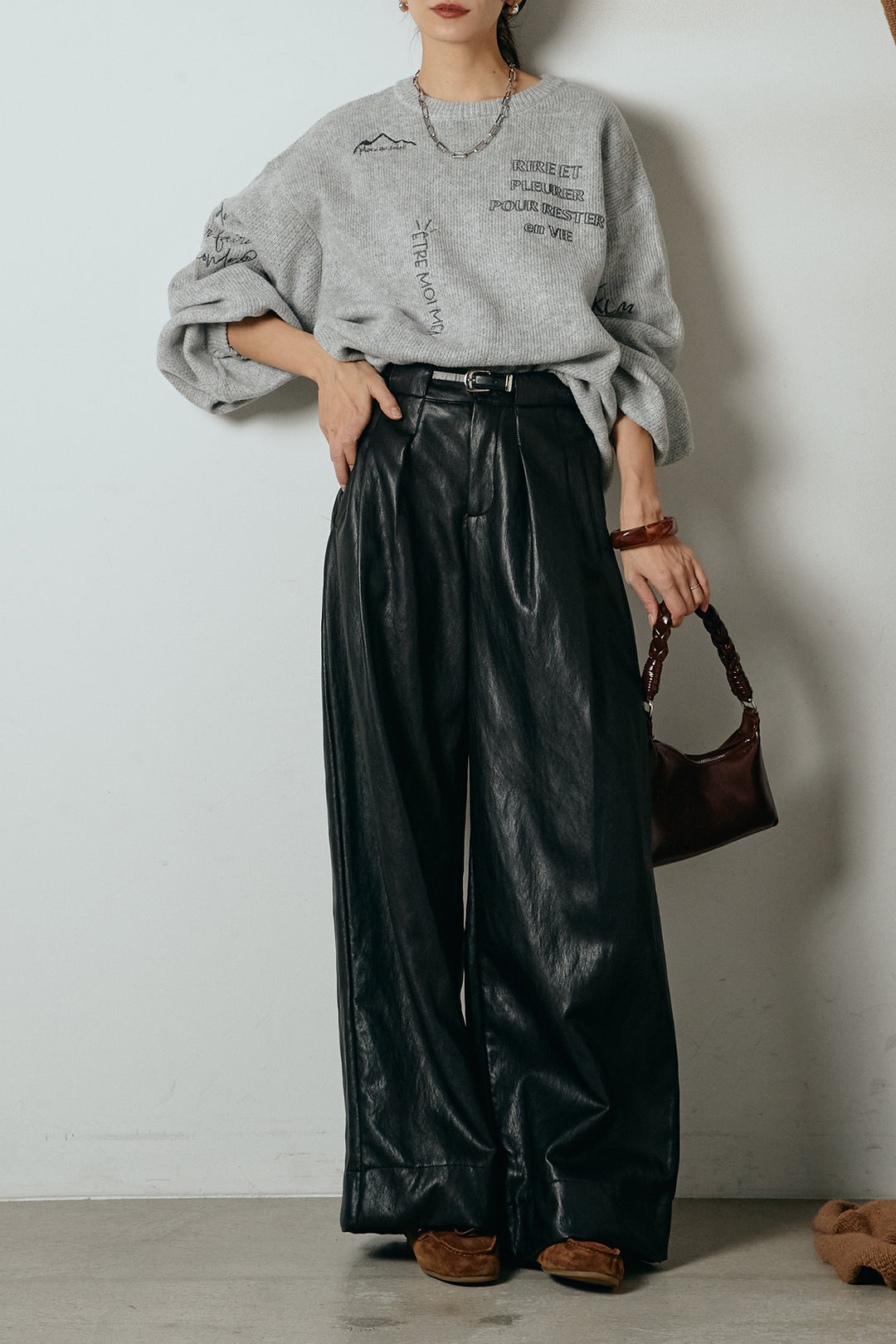 [SET]刺繍ロゴランダムデザインニットトップス+ベルト付きレザーライクタックパンツ(2set)