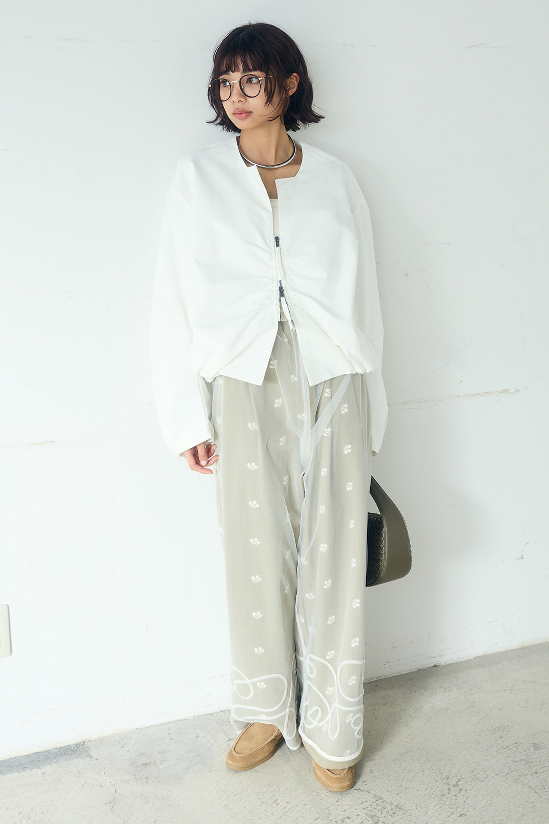 [SET]ノーカラーフロントギャザージップアウター+花柄刺繍ツイルタックパンツ+ニュアンスウェーブ刺繍シアーチュールパンツ(3set)
