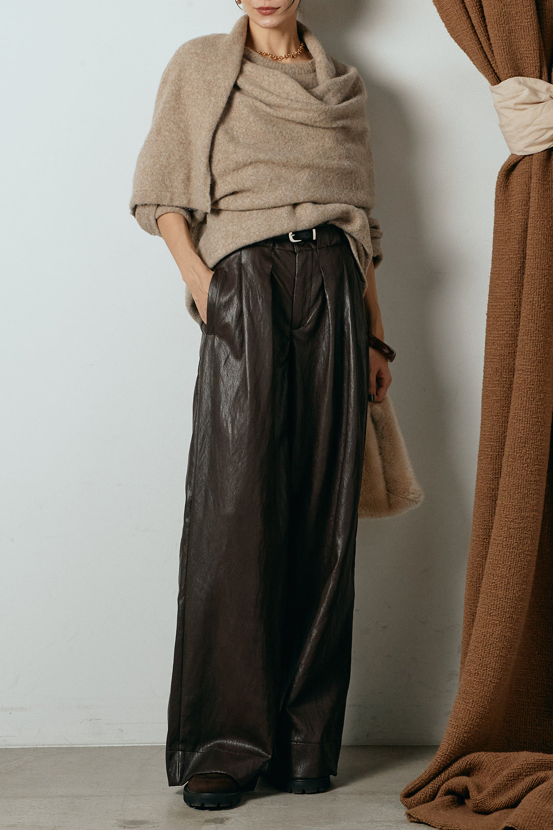 [SET]ネック巻きデザインニットトップス+ベルト付きレザーライクタックパンツ(2set)