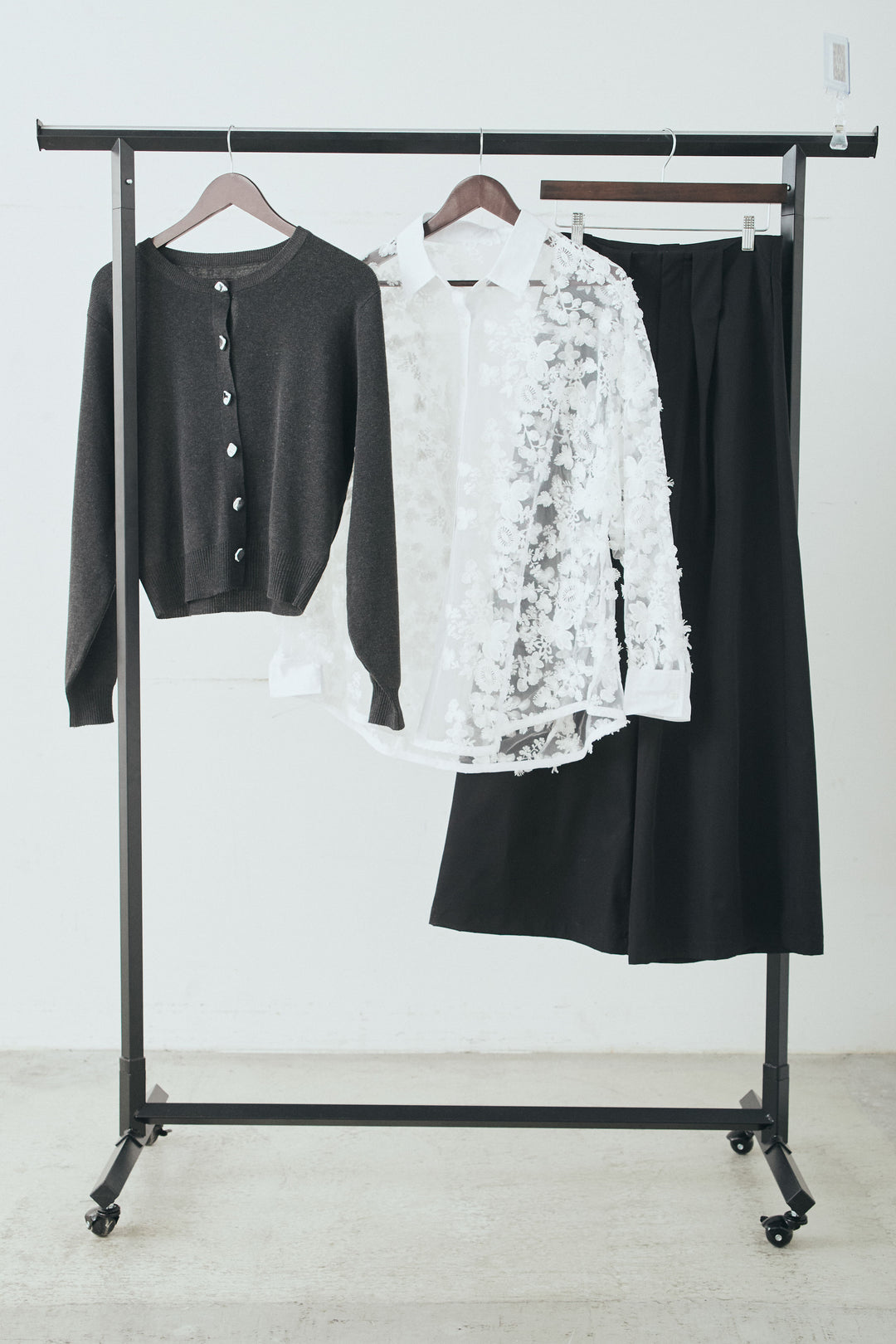 【着回しセット】[SET]リサイクルポリニュアンス釦カーデ+立体フラワー刺繍レースシャツ+ベルトループデザインハイウエストタックパンツ(3set)