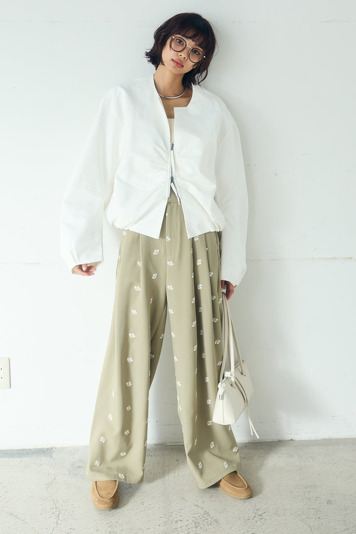 [SET]ノーカラーフロントギャザージップアウター+花柄刺繍ツイルタックパンツ(2set)