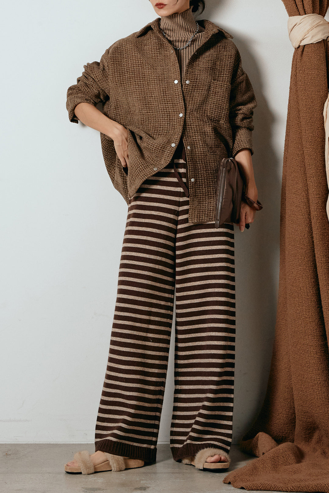 [SET]ルーズクラッシュツイルシャツ+リブニットシームレスタートルプルオーバー+ボーダーリラックスニットパンツ(3set)