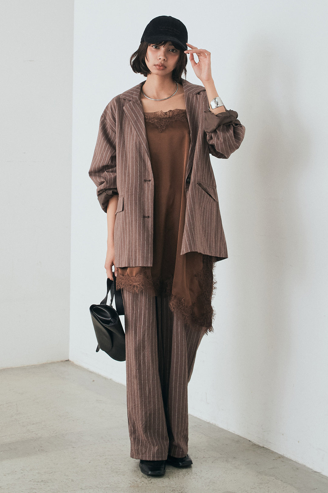 [SET]リネンライクストライプテーラードジャケット+リネンライクストライプタックイージーパンツ+サテンレースアシメキャミ(3set)