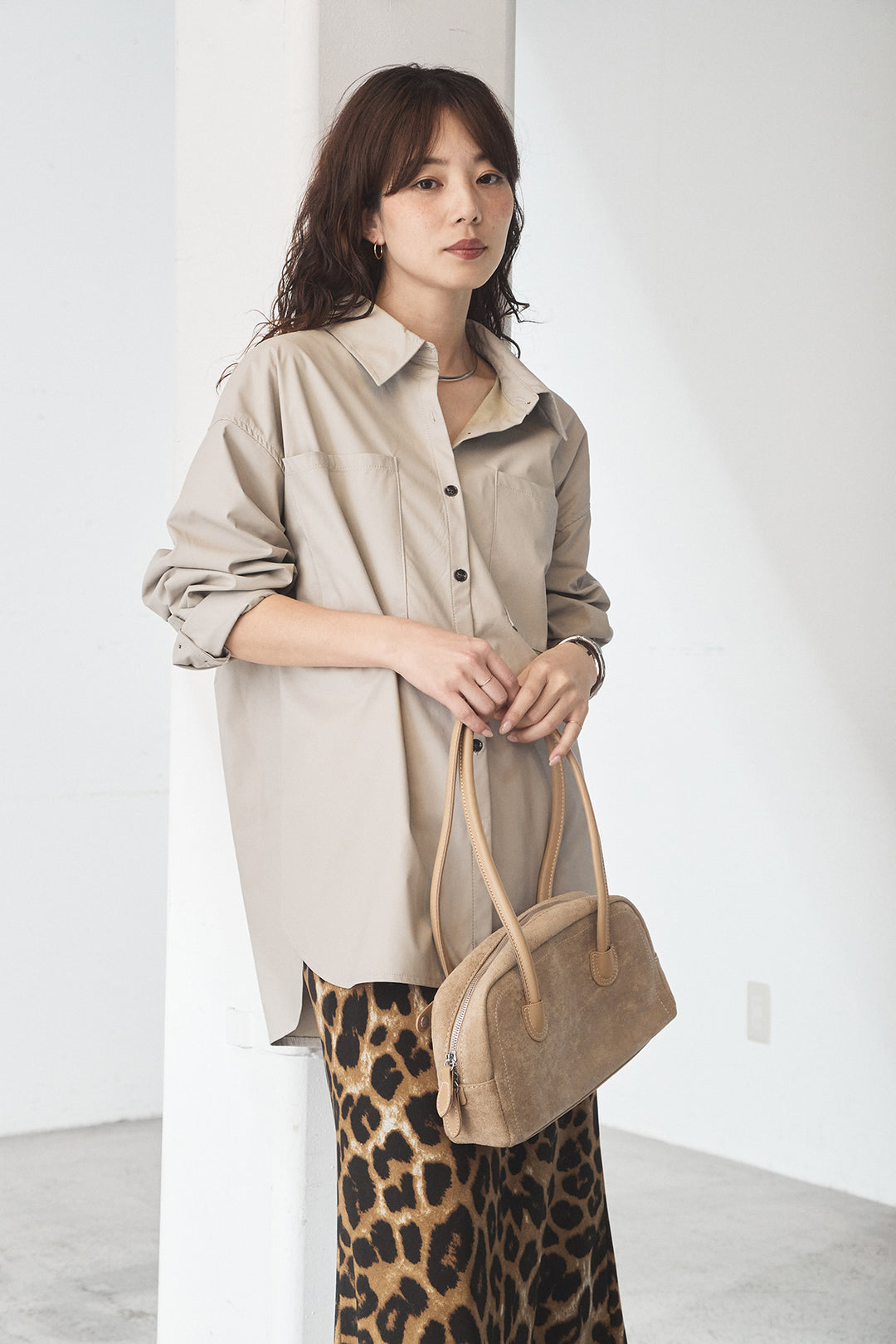 [SET]ウォッシャブルエコレザービックカフスシャツ+レオパードサテンナロースカート(2set)