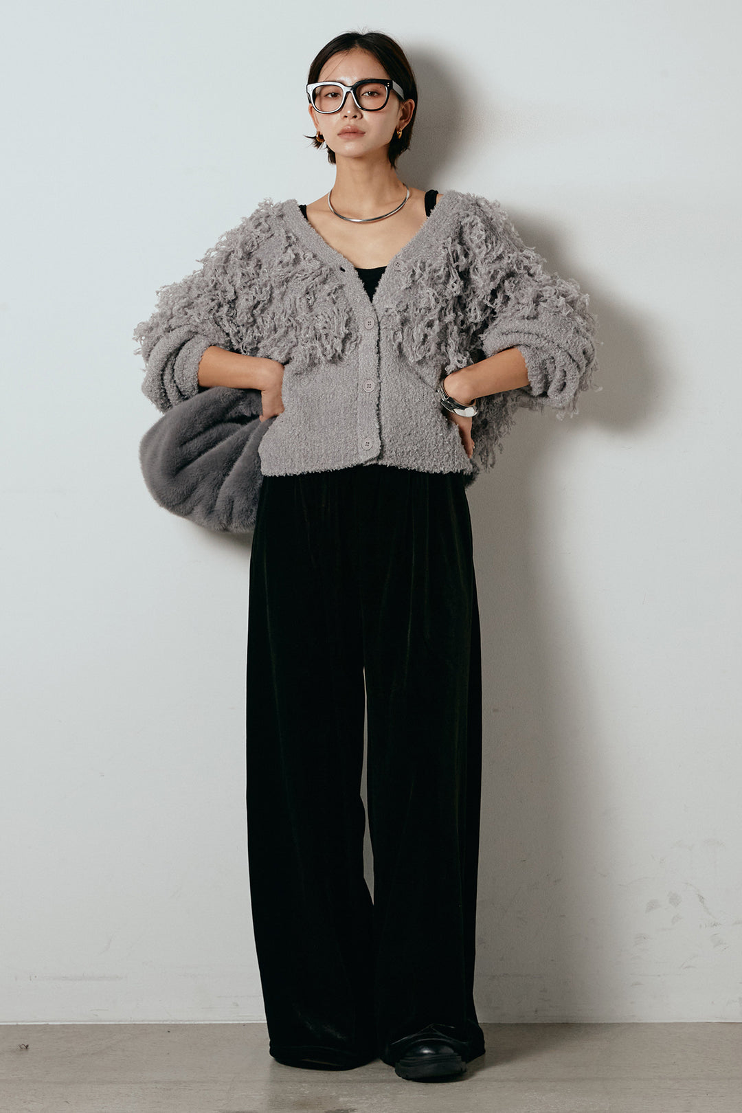 [SET]ループ編みVネックニットカーディガン+ベロアサスペンダー付きパンツ(2set)