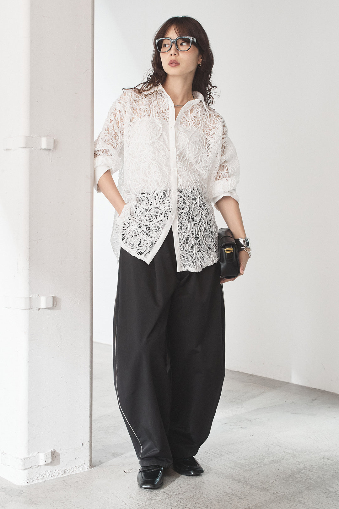 [SET]刺繍レースオーバーサイズシャツ+合繊ツイルパイピングタックカーブパンツ(2set)