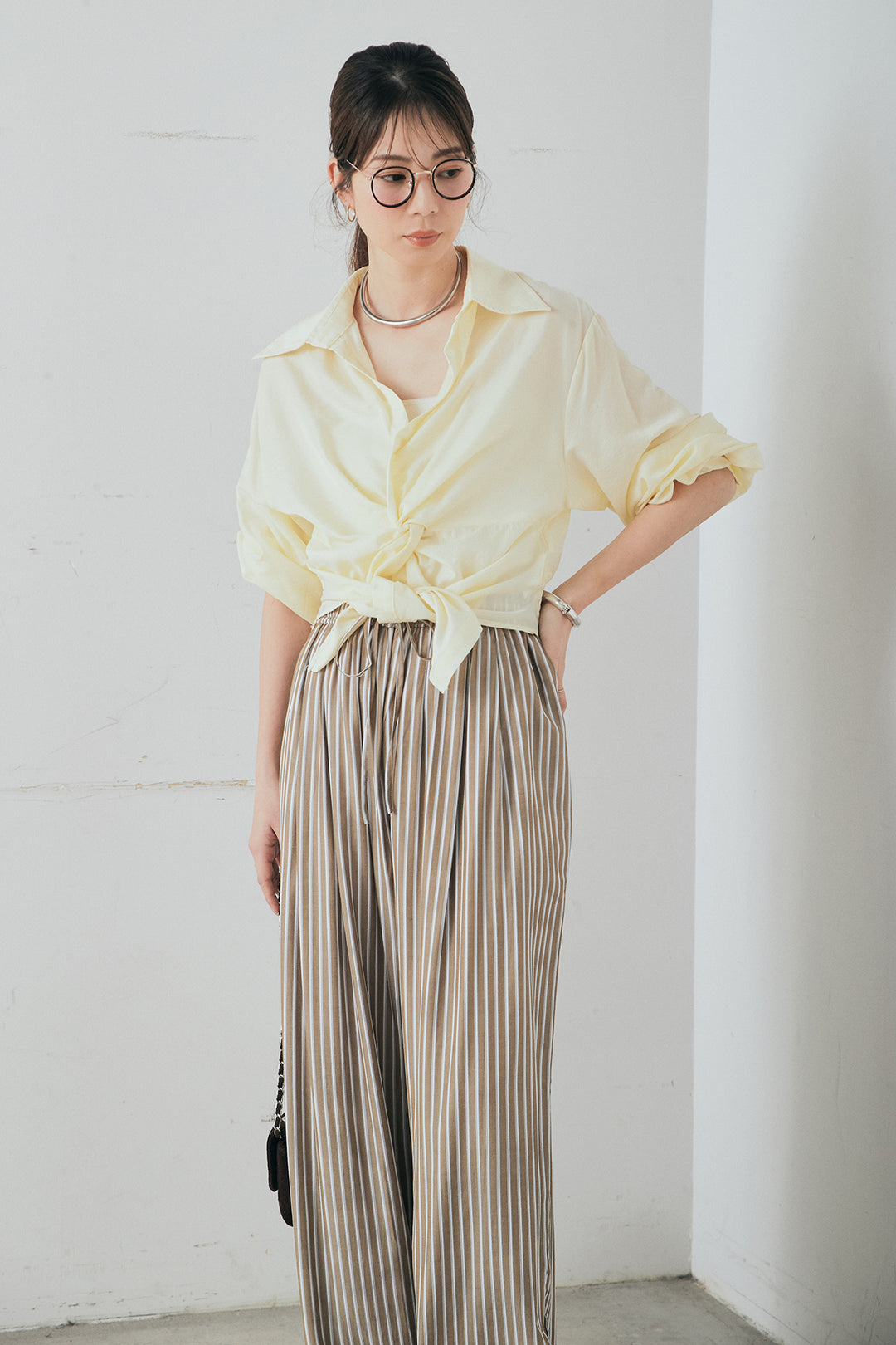 [SET]裾巻きツイストデザインシャツ+レーヨンストライプイージーワイドパンツ(2set)