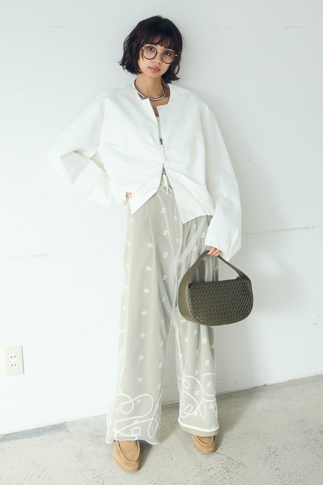 [SET]ノーカラーフロントギャザージップアウター+花柄刺繍ツイルタックパンツ+ニュアンスウェーブ刺繍シアーチュールパンツ(3set)