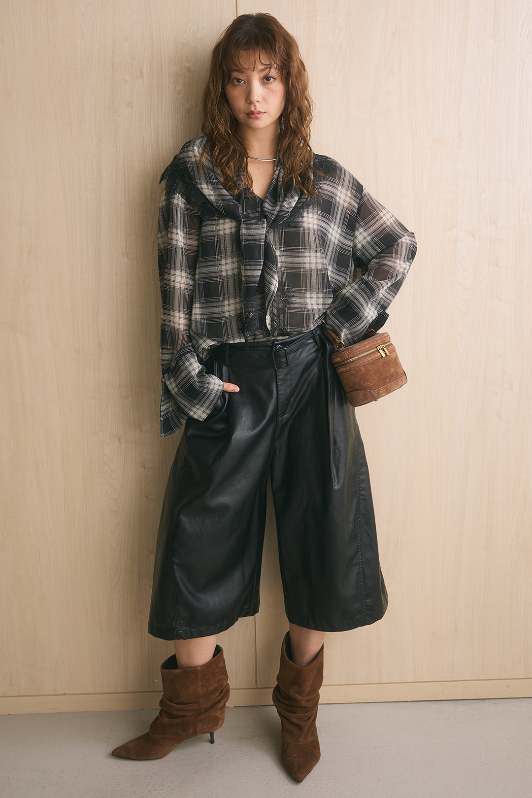 [SET]Vネックオンブレチェックシャツ+ベルト付きレザーライクタックハーフパンツ(2set)