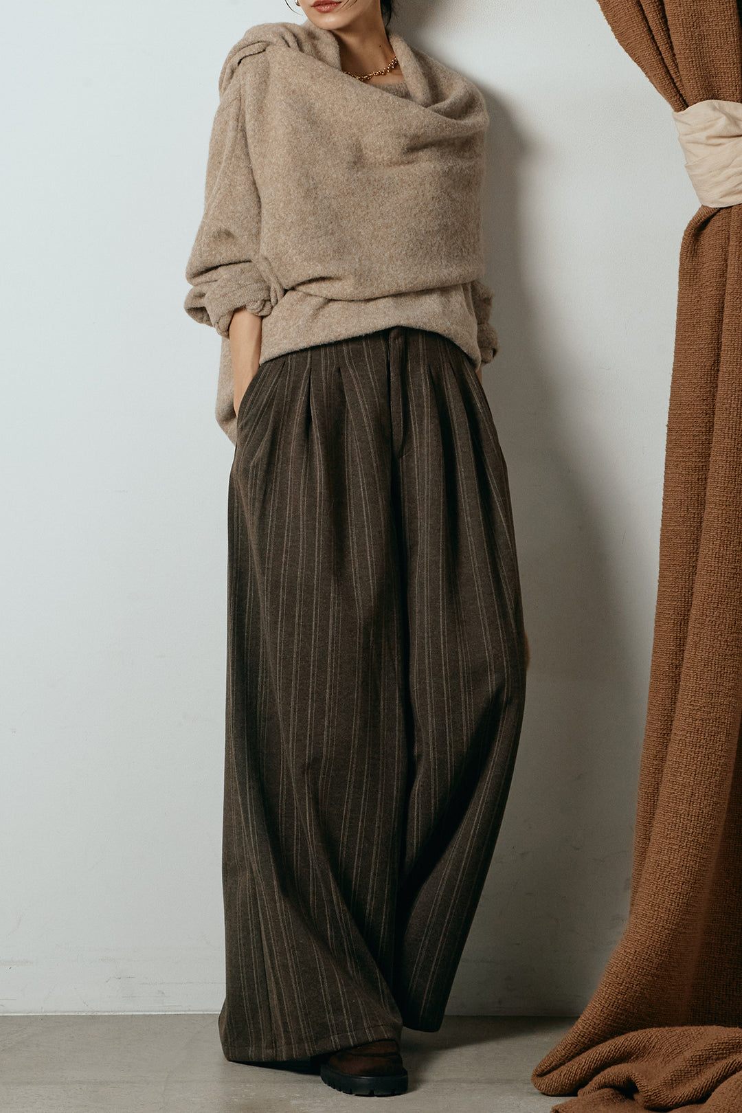 [SET]ネック巻きデザインニットトップス+タック入りマルチストライプ柄ワイドパンツ(2set)