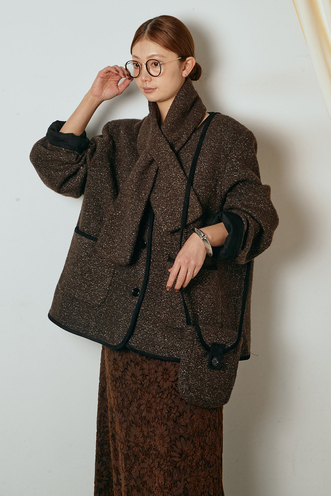 [SET]ノーカラーマフラーバッグ付きアウター+花柄刺繍ベロアフレアスカート(2set)