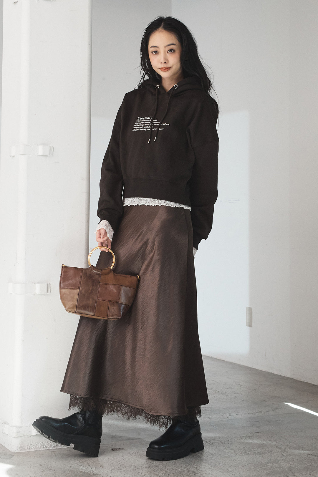 [SET]裏起毛レタリング刺繍フーディショートプルオーバー+裾レースデザインサテンスカート(2set)