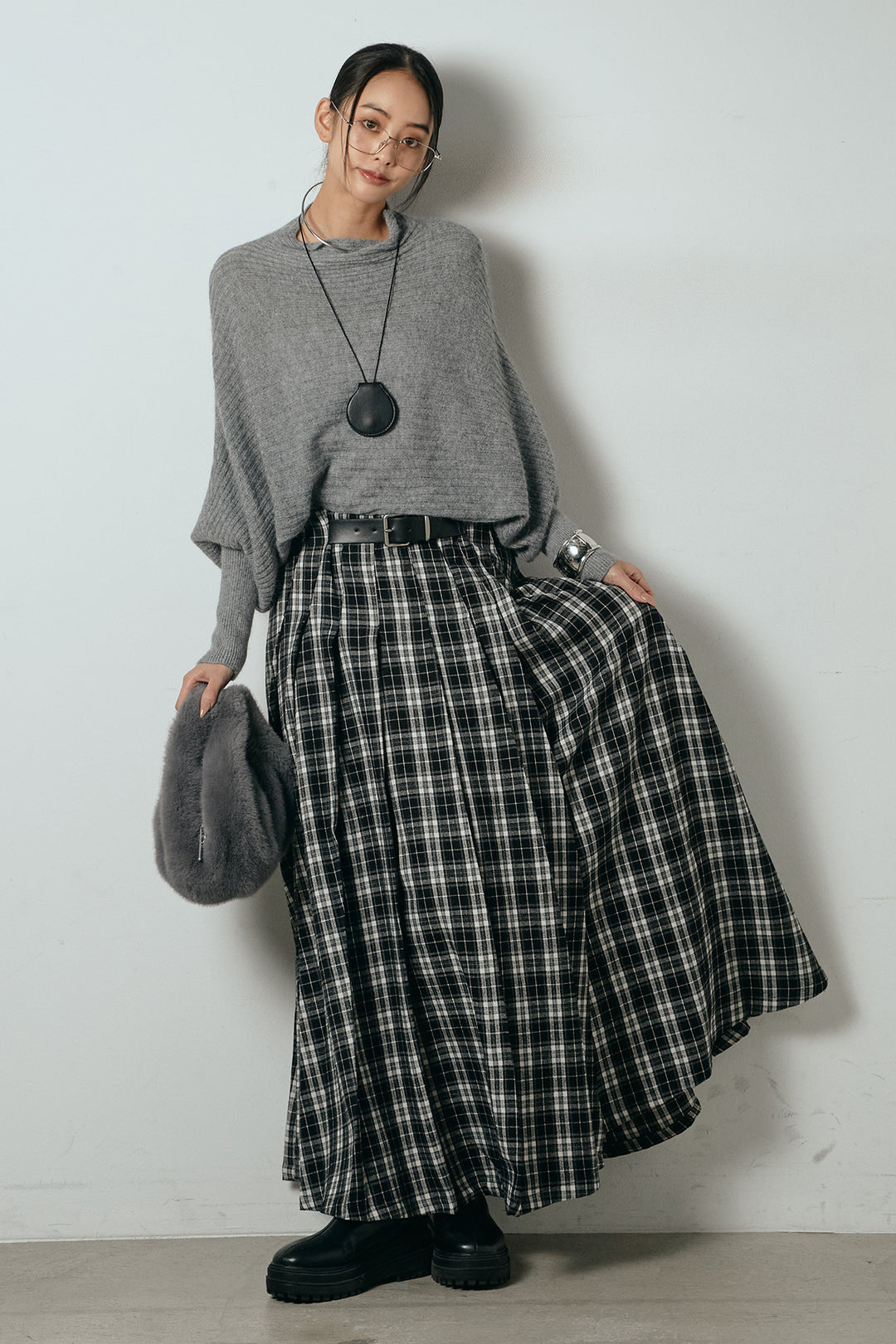 [SET]ポンチョシルエット透かしニットトップス+ベルト付きタータンチェックプリーツスカート(2set)