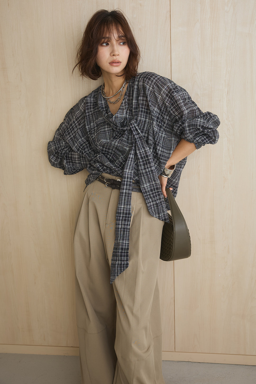 [SET]ネック紐付きワッシャーチェックブラウス+ダブルスキニーベルト付きカーブパンツ(2set)