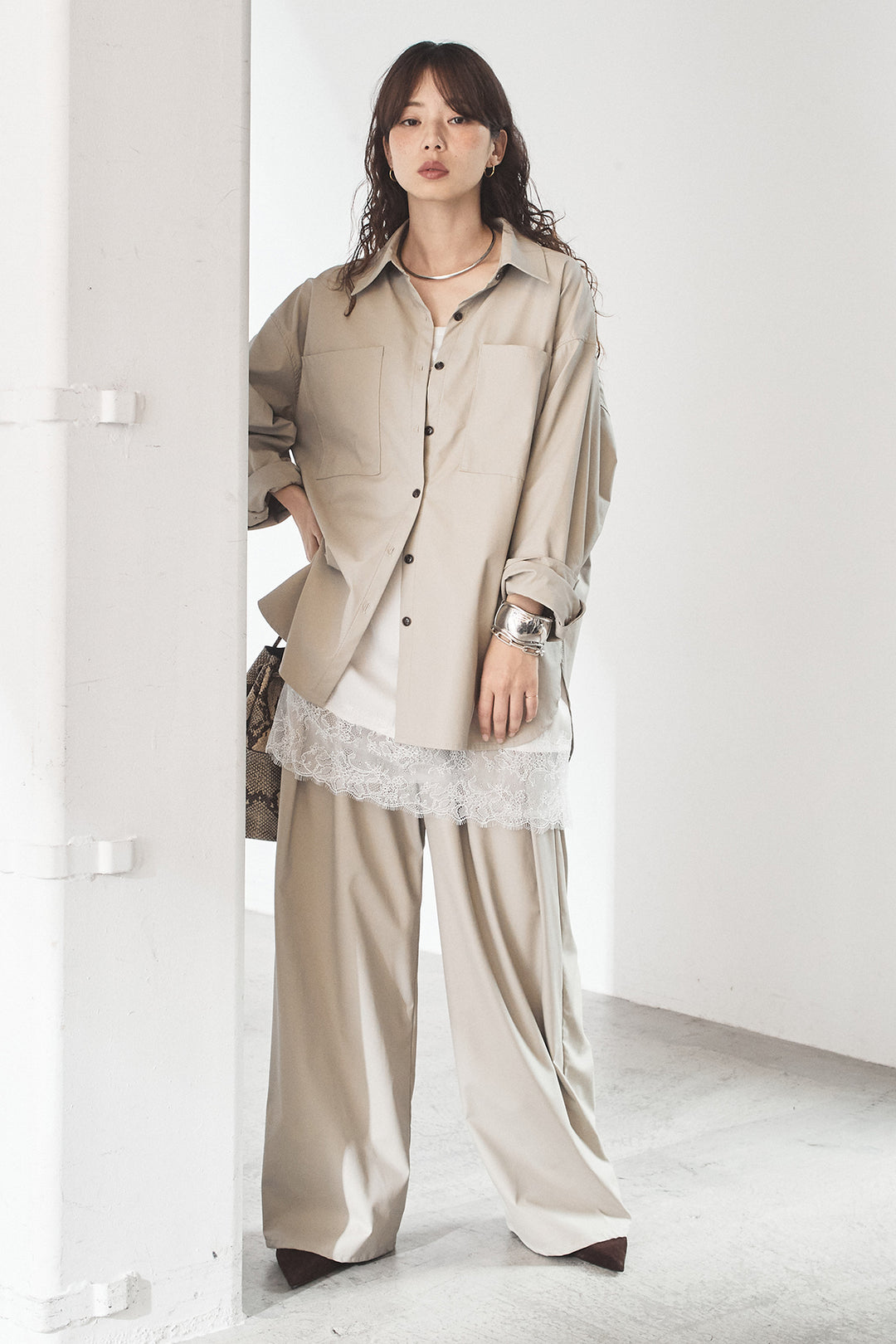 [SET]ウォッシャブルエコレザービックカフスシャツ+ウォッシャブルエコレザータックパンツ+レース切り替えキャミソール(3set)