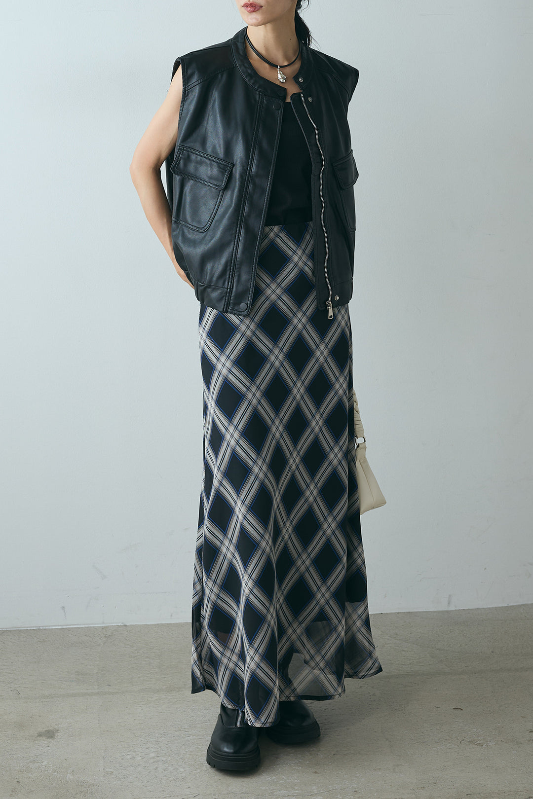 [SET]バンドカラーフェイクレザーベスト+マルチ柄シアースカート(2set)