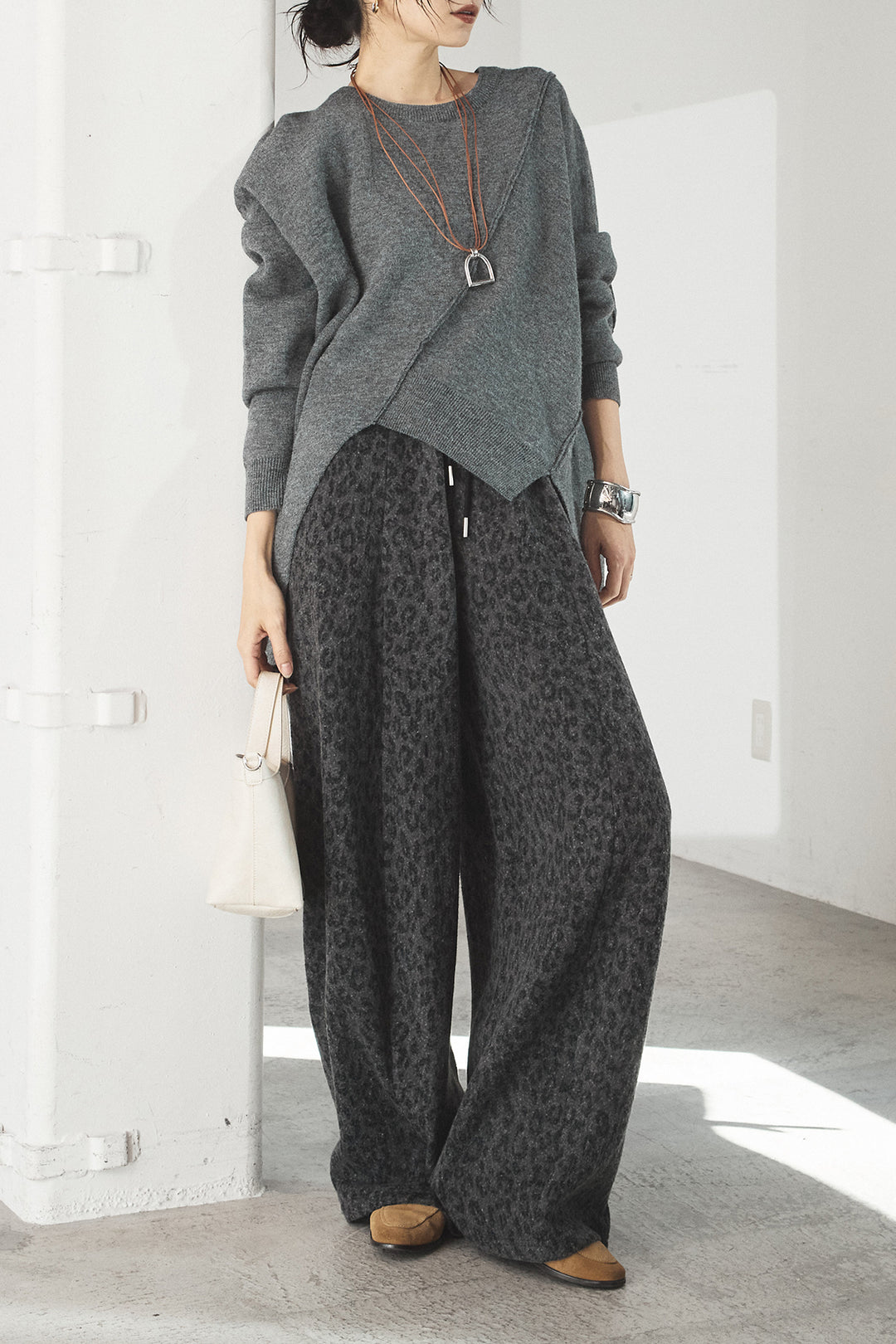 [SET]アシンメトリーデザインニットトップス+リラックスレオパード柄ワイドパンツ(2set)