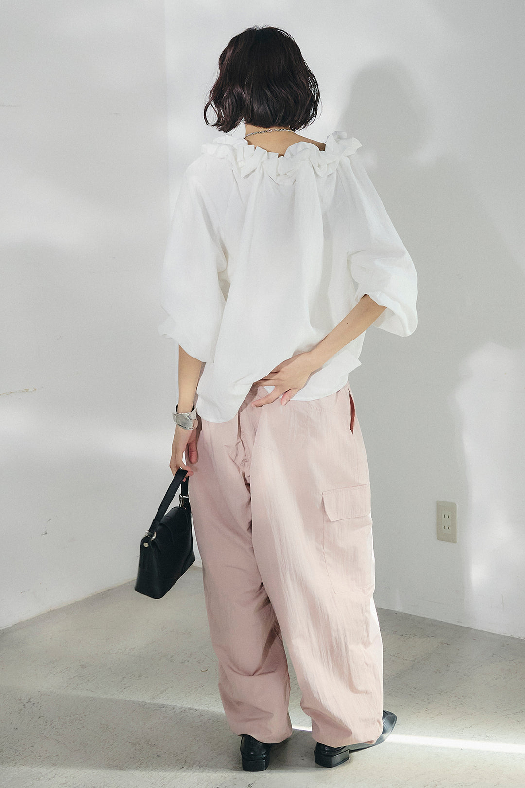 [SET]ネックフリルデザインブラウス+撥水ジョガーパンツ(2set)