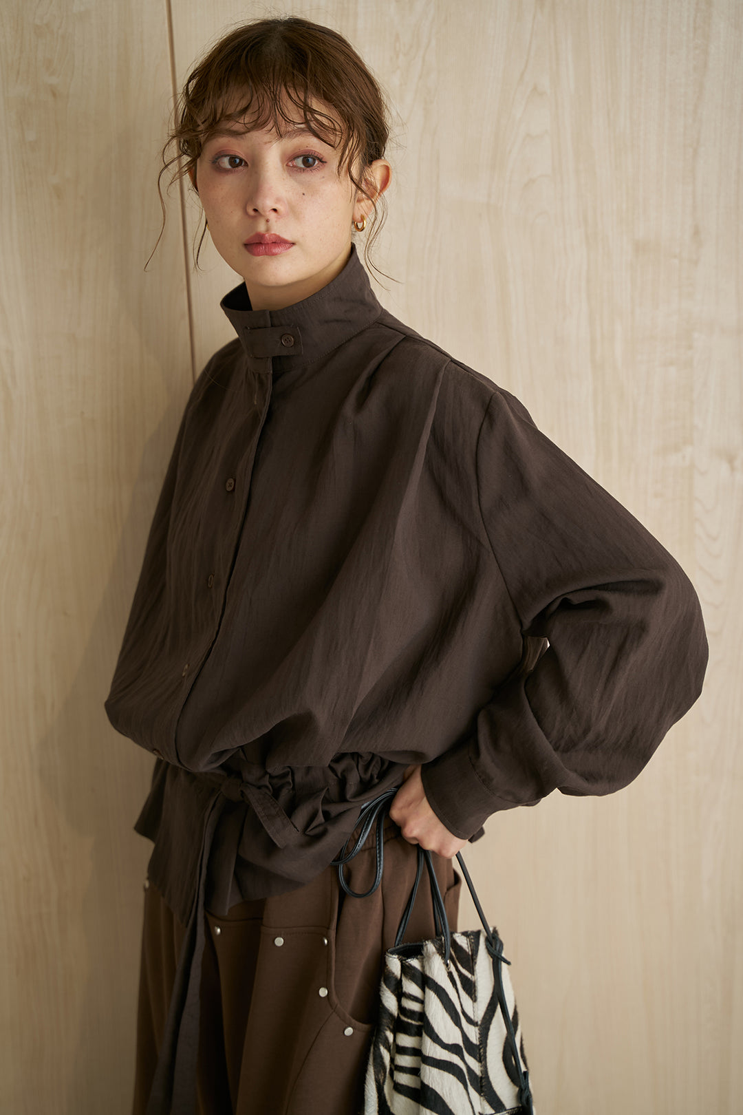 [SET]ハイネックウエストシェイプシャツ+スタッズ付きニーサイドタックスウェットパンツ(2set)