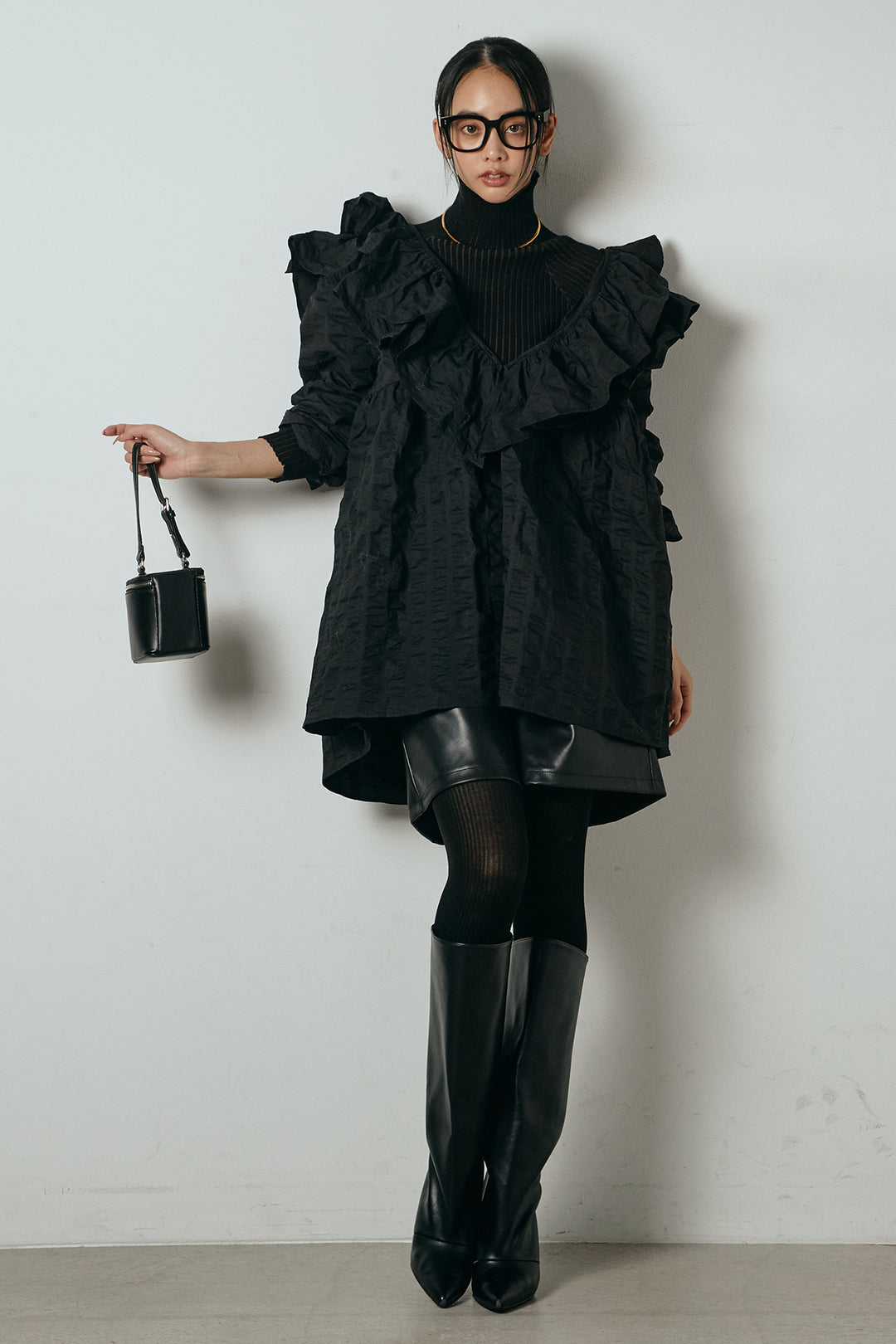 [SET]Vネックフリルカラーブラウス+リブニットシームレスタートルプルオーバー+ストレッチエコレザーバミューダパンツ(3set)