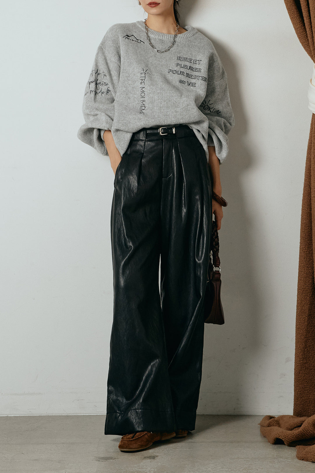 [SET]刺繍ロゴランダムデザインニットトップス+ベルト付きレザーライクタックパンツ(2set)