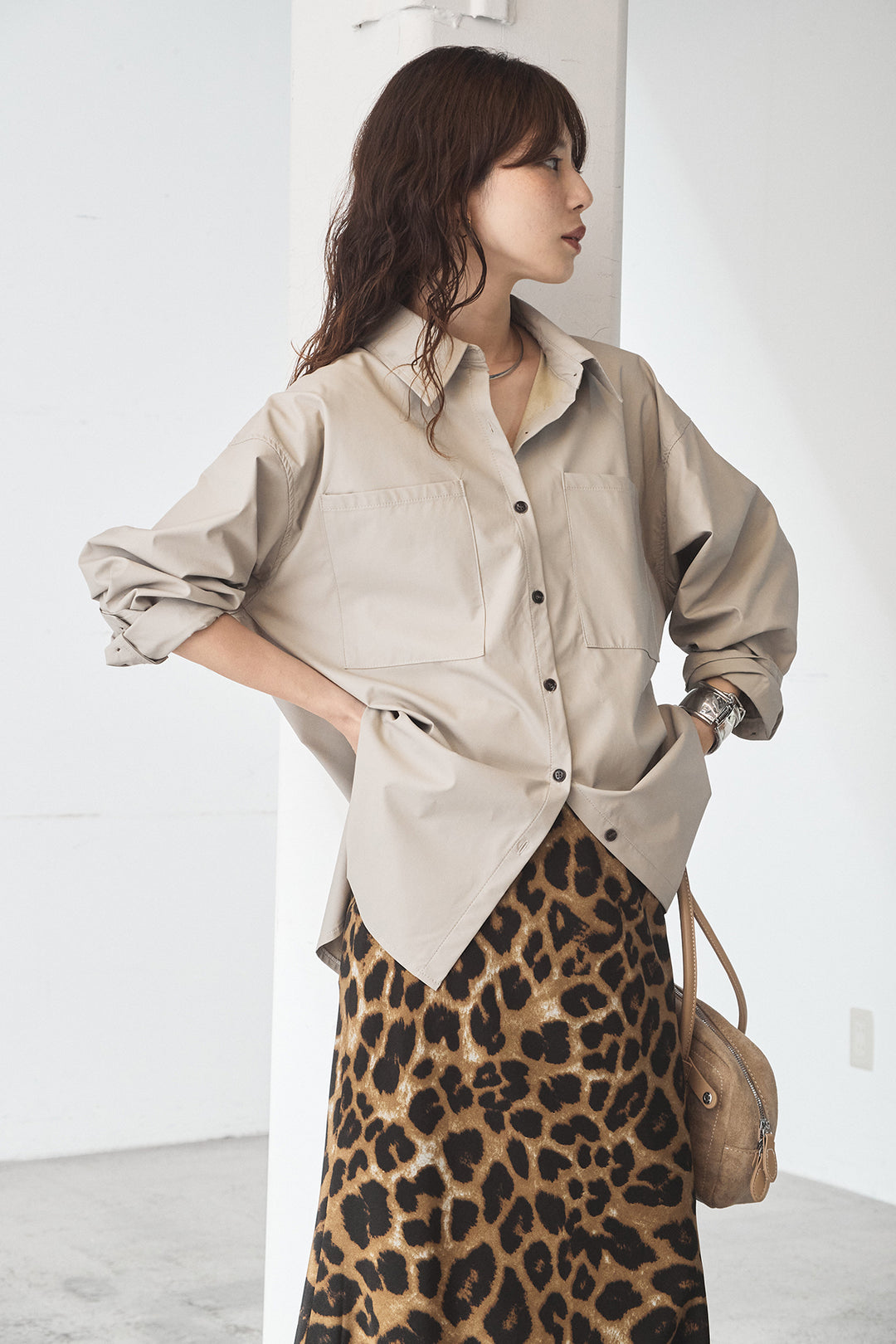 [SET]ウォッシャブルエコレザービックカフスシャツ+レオパードサテンナロースカート(2set)
