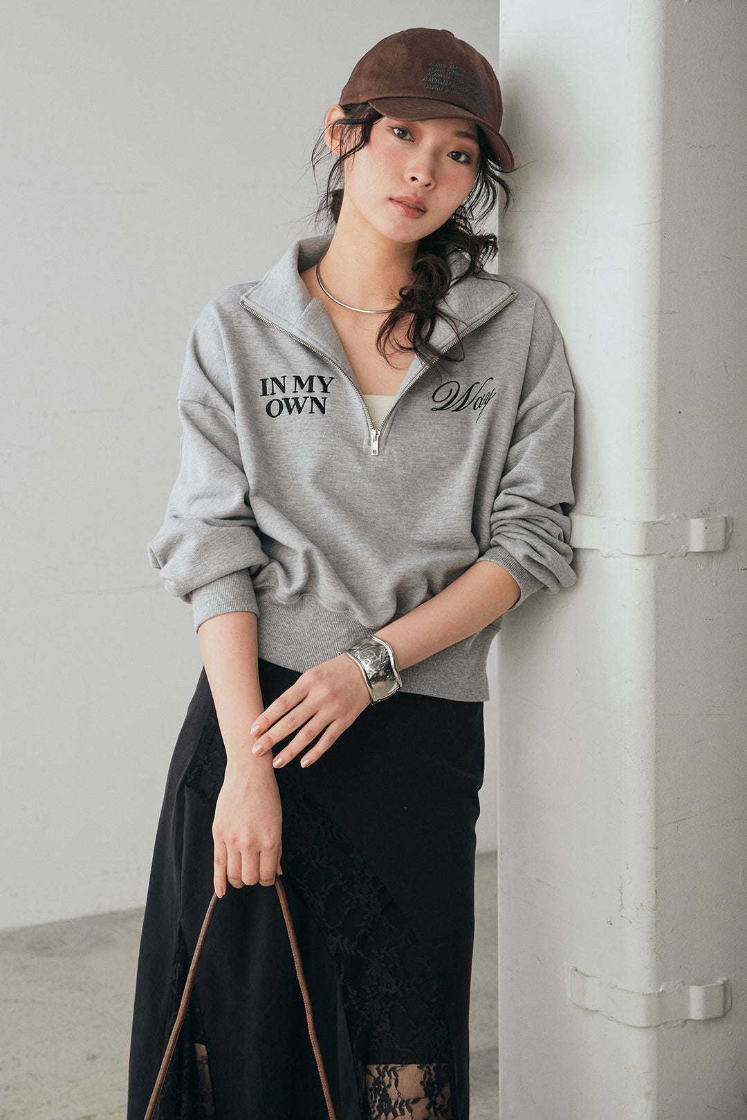 [SET]裏毛ロゴ刺繍ハーフZIPスウェット+刺繍レースデザインサテンスカート(2set)