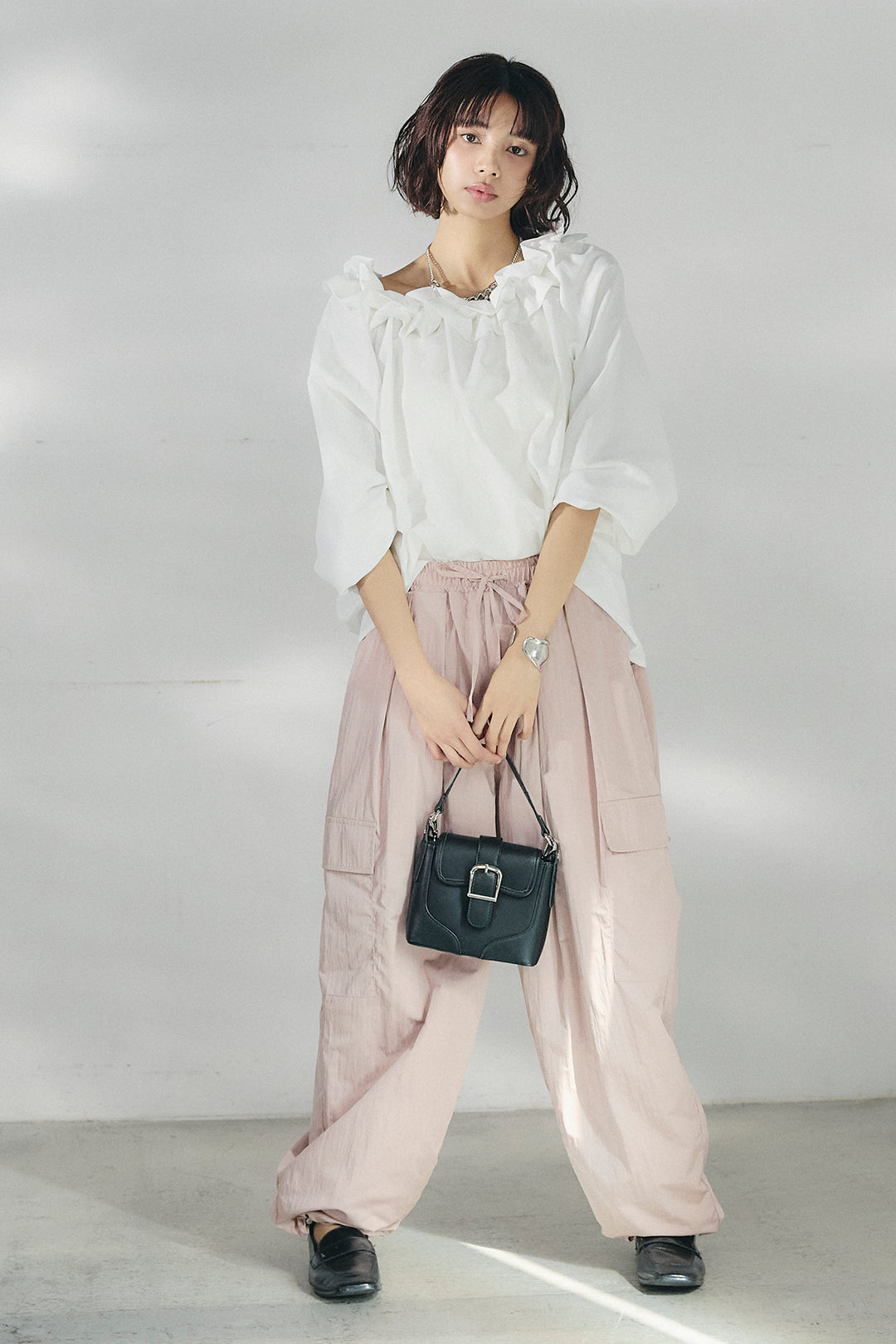 [SET]ネックフリルデザインブラウス+撥水ジョガーパンツ(2set)