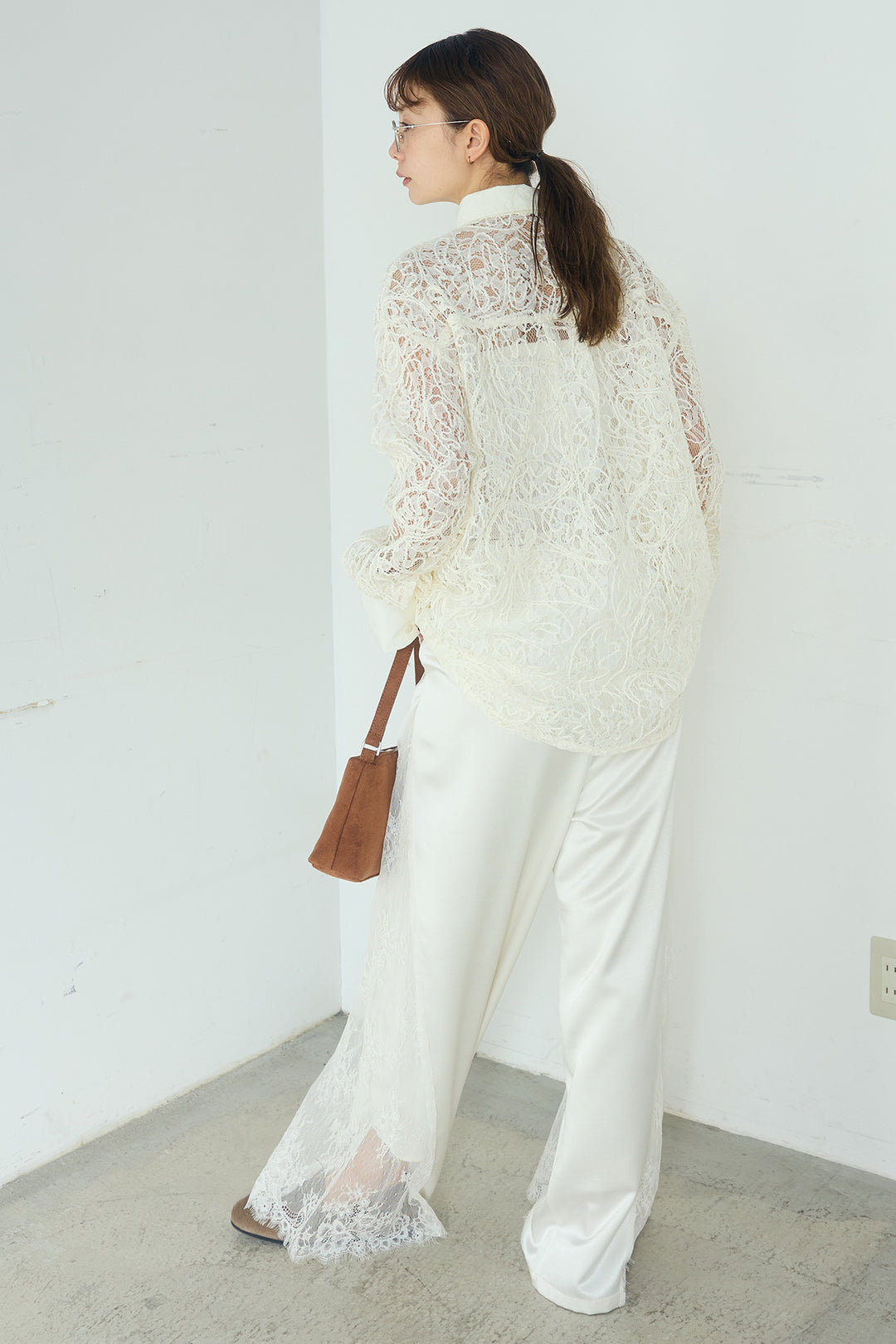[SET]刺繍レースオーバーサイズシャツ+サテンレース切り替えタックパンツ(2set)