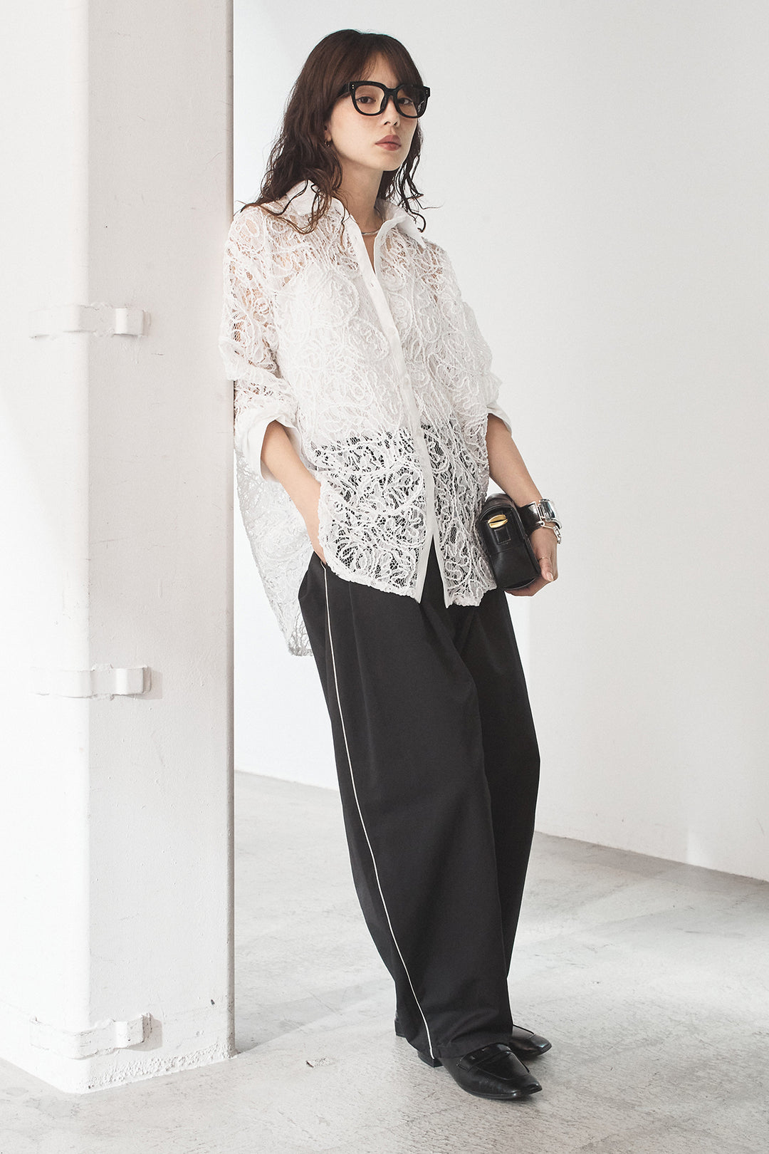 [SET]刺繍レースオーバーサイズシャツ+合繊ツイルパイピングタックカーブパンツ(2set)