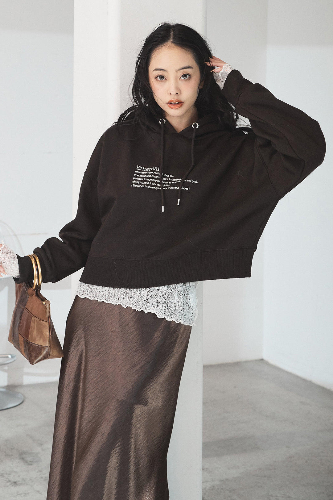 [SET]裏起毛レタリング刺繍フーディショートプルオーバー+裾レースデザインサテンスカート(2set)