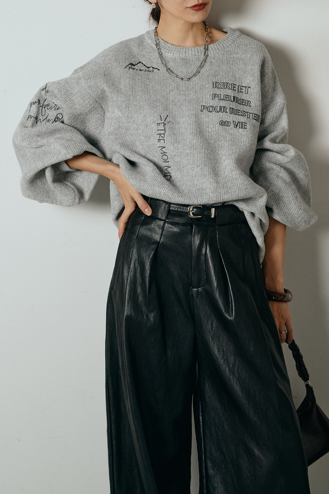 [SET]刺繍ロゴランダムデザインニットトップス+ベルト付きレザーライクタックパンツ(2set)