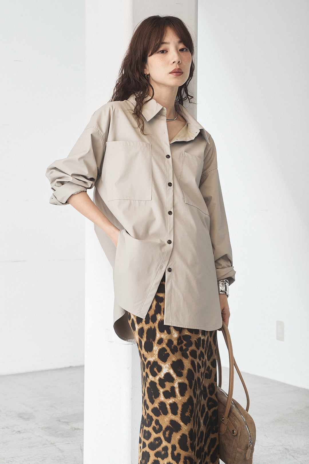 [SET]ウォッシャブルエコレザービックカフスシャツ+レオパードサテンナロースカート(2set)