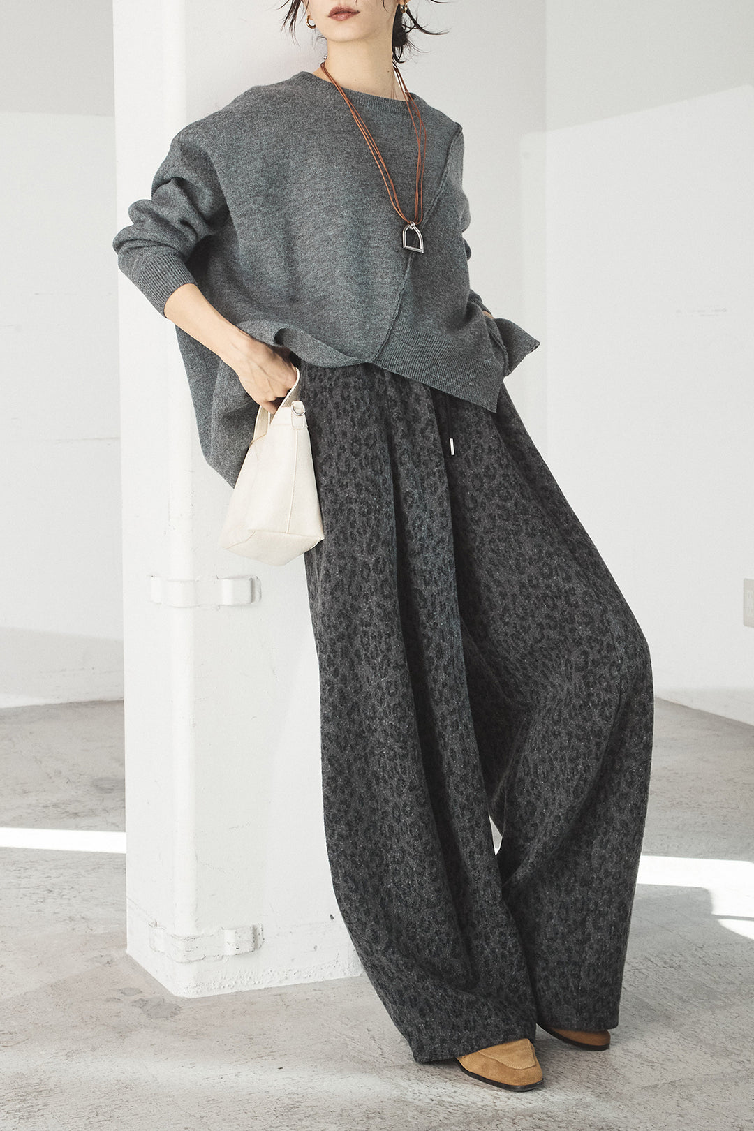 [SET]アシンメトリーデザインニットトップス+リラックスレオパード柄ワイドパンツ(2set)