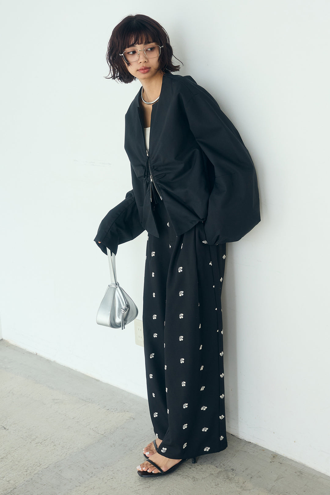 [SET]ノーカラーフロントギャザージップアウター+花柄刺繍ツイルタックパンツ(2set)