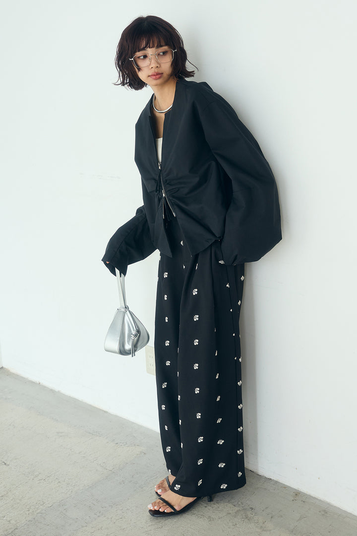 [SET]ノーカラーフロントギャザージップアウター+花柄刺繍ツイルタックパンツ(2set)