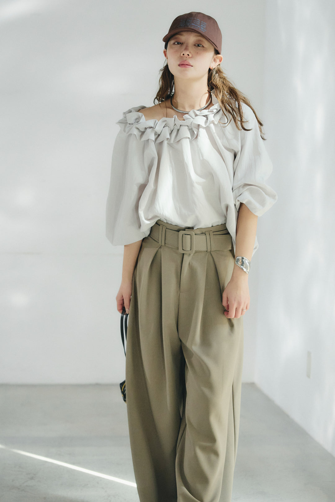 [SET]ネックフリルデザインブラウス+ベルト付きツータックワイドパンツ(2set)