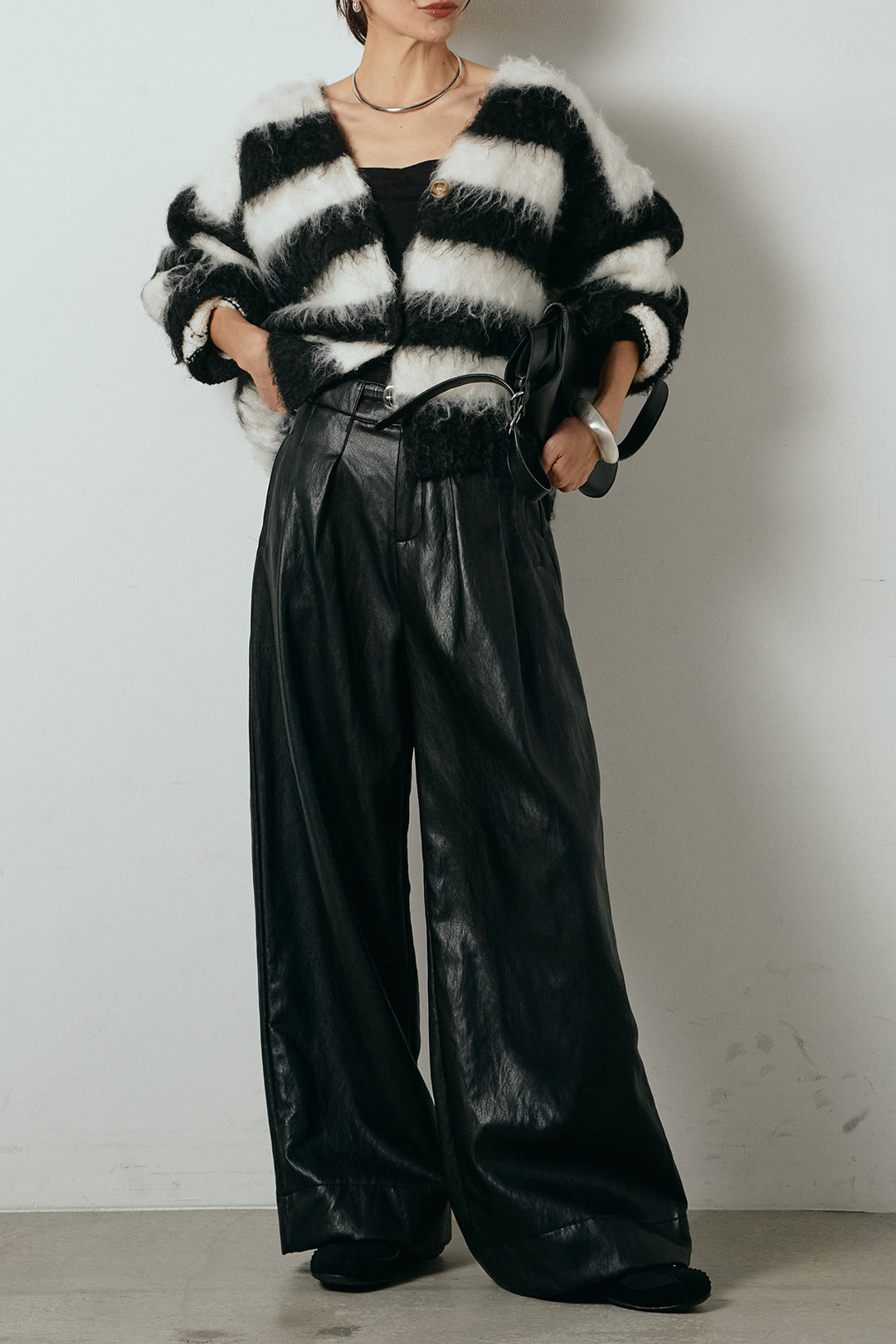 [SET]シャギーボーダー柄ニットカーディガン+ベルト付きレザーライクタックパンツ(2set)