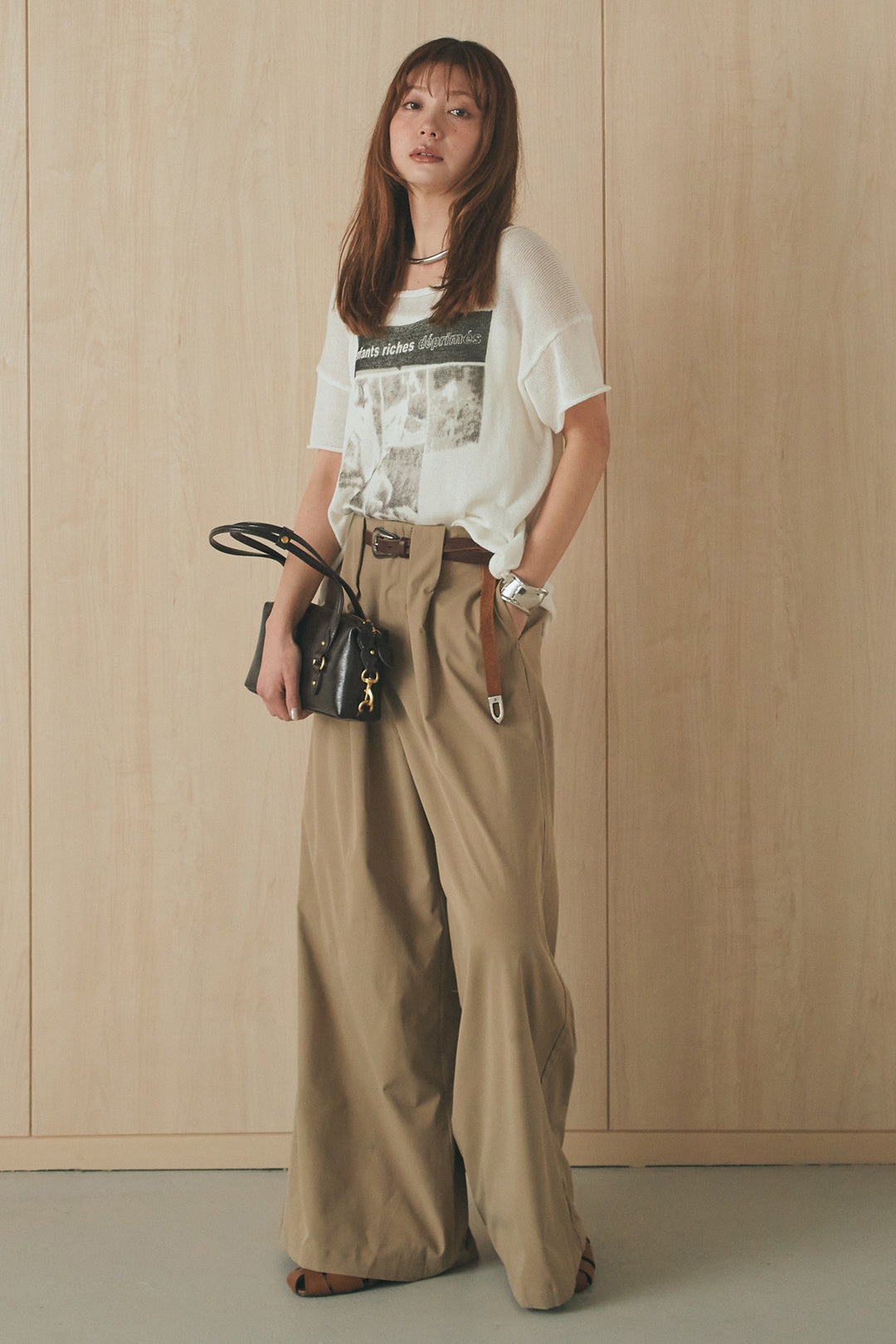 [SET]半袖モノトーングラフィックトップス+ベルトループデザインハイウエストタックパンツ(2set)