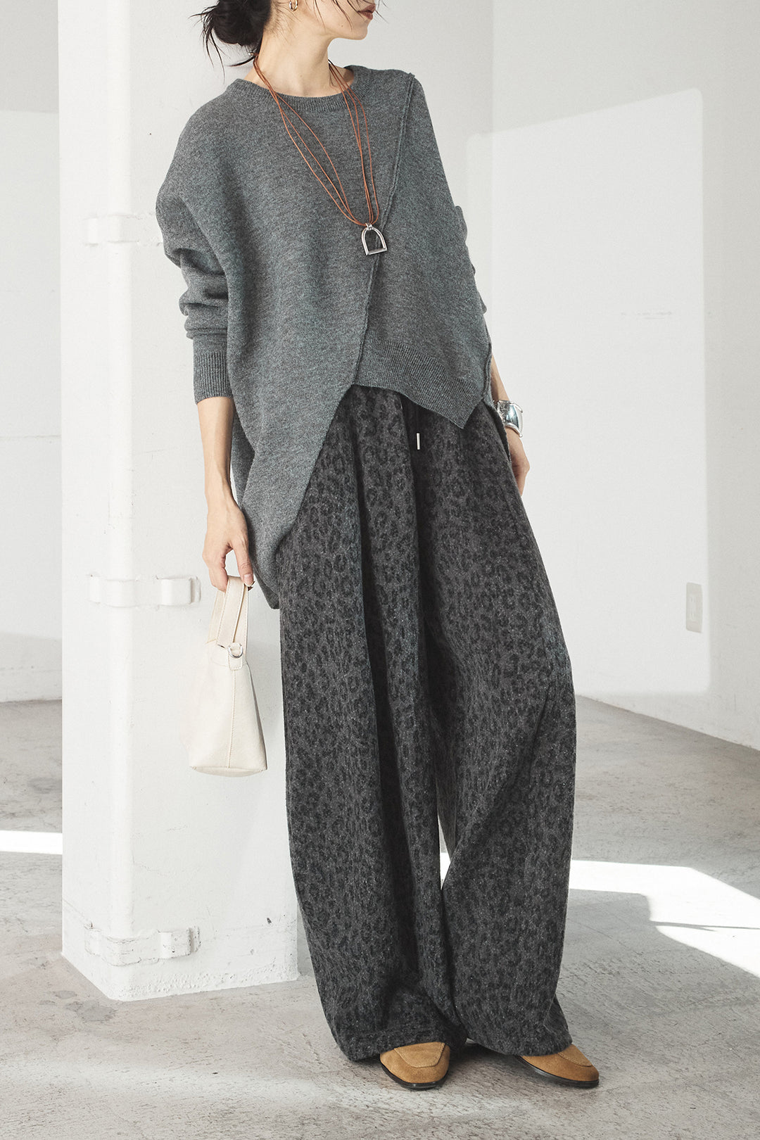 [SET]アシンメトリーデザインニットトップス+リラックスレオパード柄ワイドパンツ(2set)